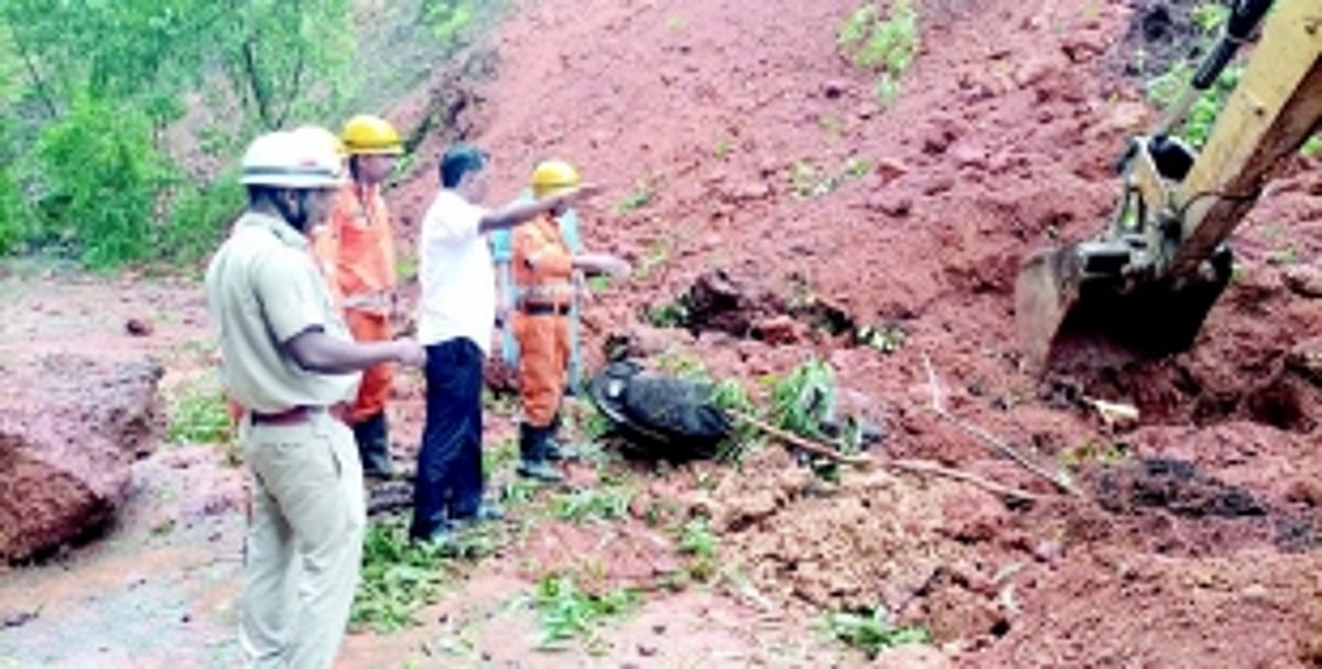 3 two-wheelers damaged  in landslide at Cortalim