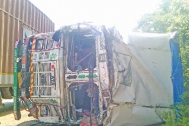 30 injured in bus-truck collision at Khandepar
