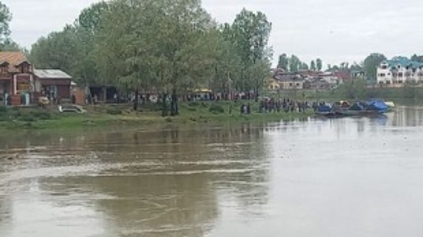 4 dead, several feared missing as boat capsizes in Jhelum River in J&K 1 4 dead, several feared missing as boat capsizes in Jhelum River in J&K