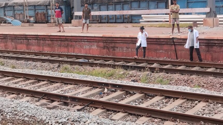 40-Year-Old Dies After Jumping in Front of Moving Train 1 40-Year-Old Dies After Jumping in Front of Moving Train