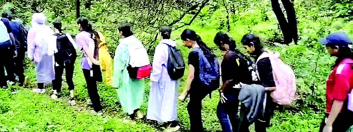 47 students, 5 teachers of Siolim HSS
stranded at Charavane waterfall, rescued