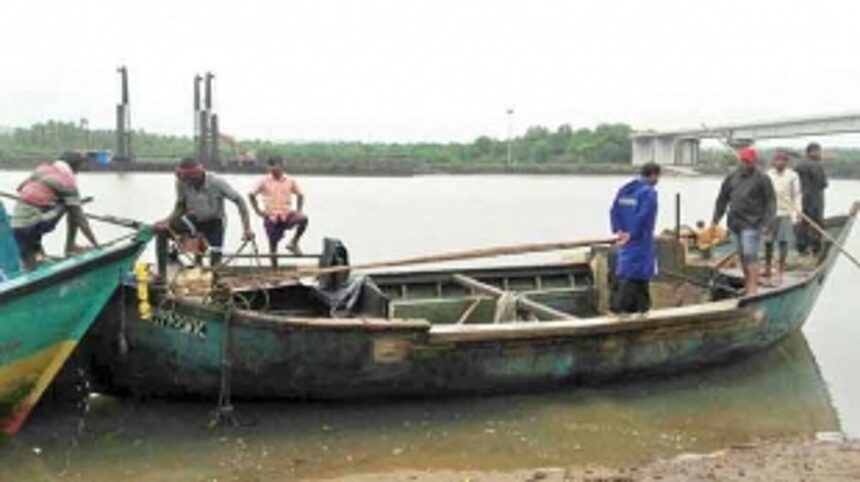 5 boats involved in sand extraction at Pernem seized 1 5 boats involved in sand extraction at Pernem seized