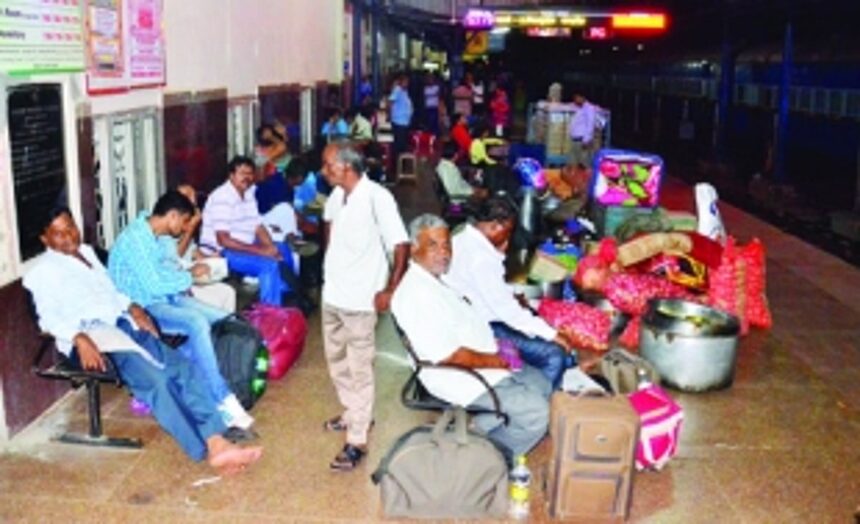 5-hour delay in train departure causes chaos and confusion at Vasco station