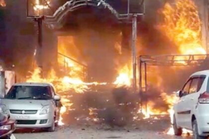 5 killed in fire at two hotels in Lucknow