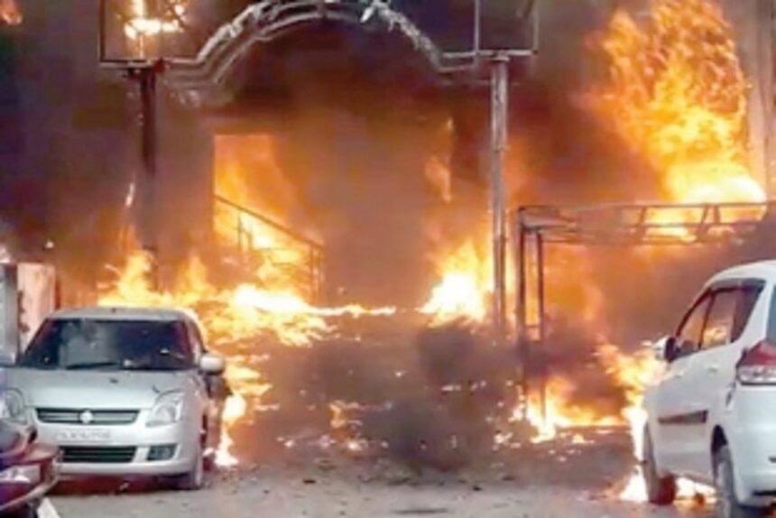 5 killed in fire at two hotels in Lucknow 1 5 killed in fire at two hotels in Lucknow