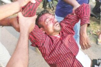 5 robbers loot bank at gun-point; Alert locals catch 3 after chase