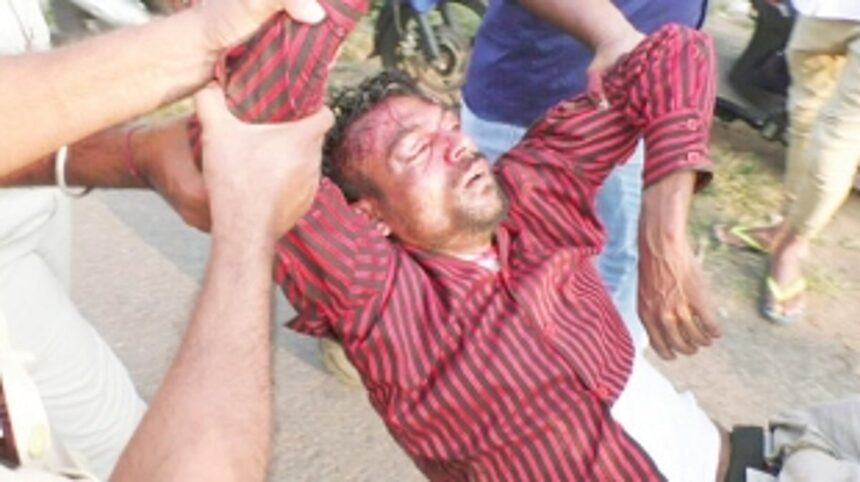 5 robbers loot bank at gun-point; Alert locals catch 3 after chase