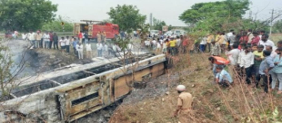7 dead As Goa-Hyderabad bus catches fire In Karnataka following an accident between the bus and a tempo trax