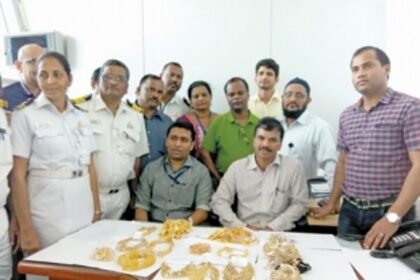 7 kgs of gold abandoned  in Qatar Airways plane