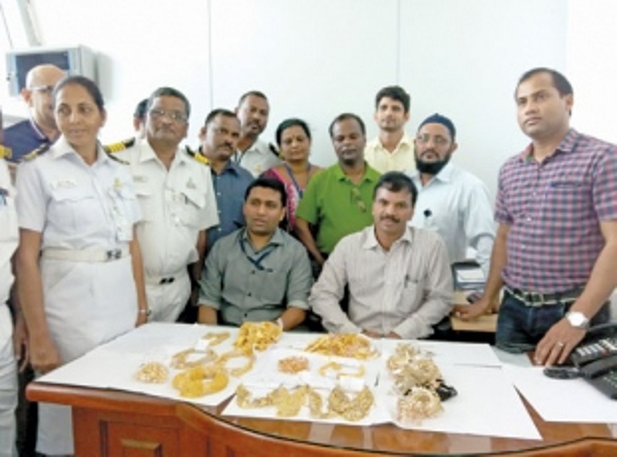 7 kgs of gold abandoned  in Qatar Airways plane