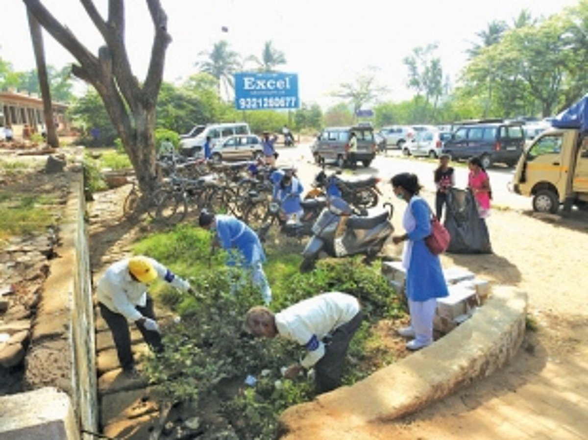 700 volunteers give clean look to Margao railway station