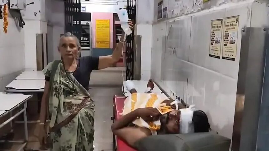 72-Year-Old Woman Forced to Hold IV Drip for 30 Minutes at Madhya Pradesh Hospital 1 72-Year-Old Woman Forced to Hold IV Drip for 30 Minutes at Madhya Pradesh Hospital