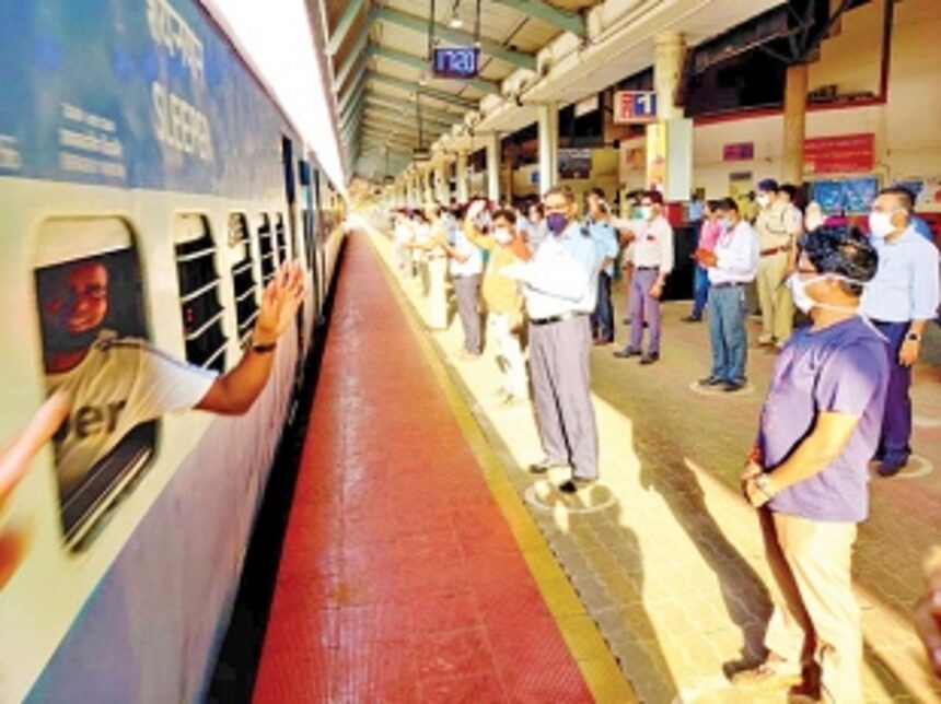 7,200 migrants take 5 trains to UP
