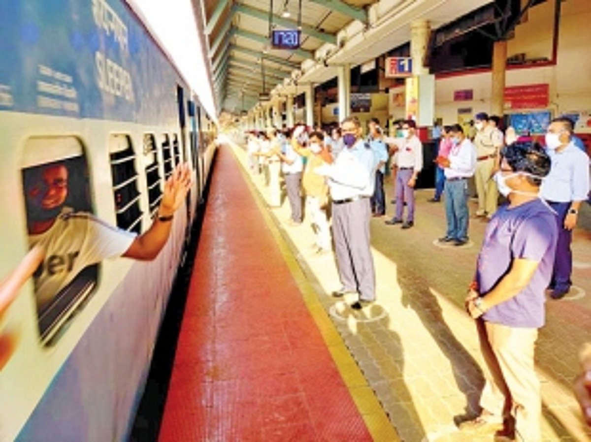 7,200 migrants take 5 trains to UP