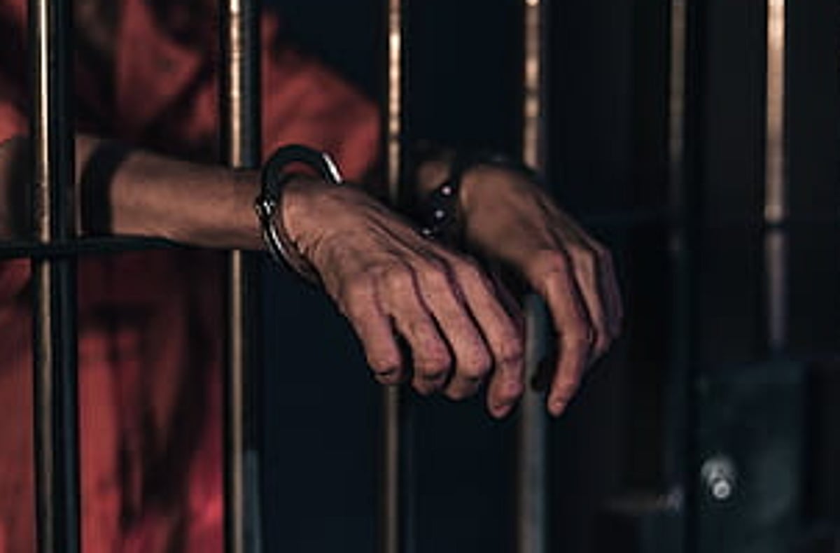 8 held in raid  on Siolim  gambling den