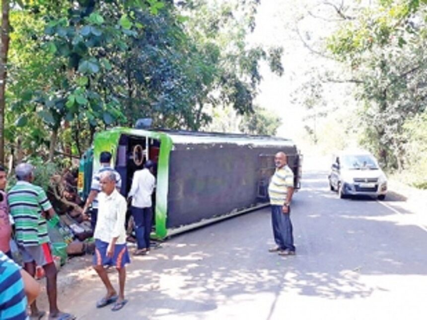 8 injured in bus accident at Ambaulim