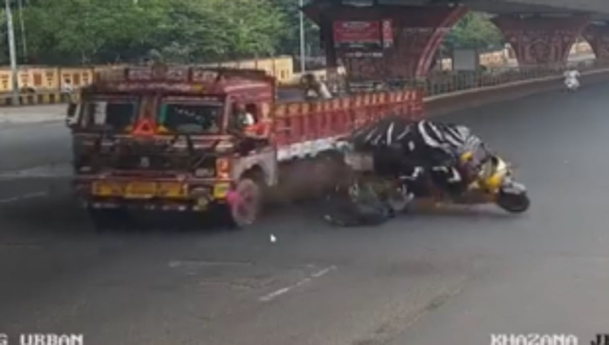 8 school children injured after auto rams into Truck in Visakhapatnam.