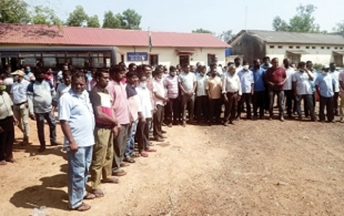 80 mine workers detained for protest against ore transport