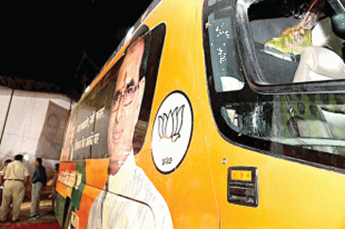 9 arrested for pelting stones on Chouhan’s vehicle