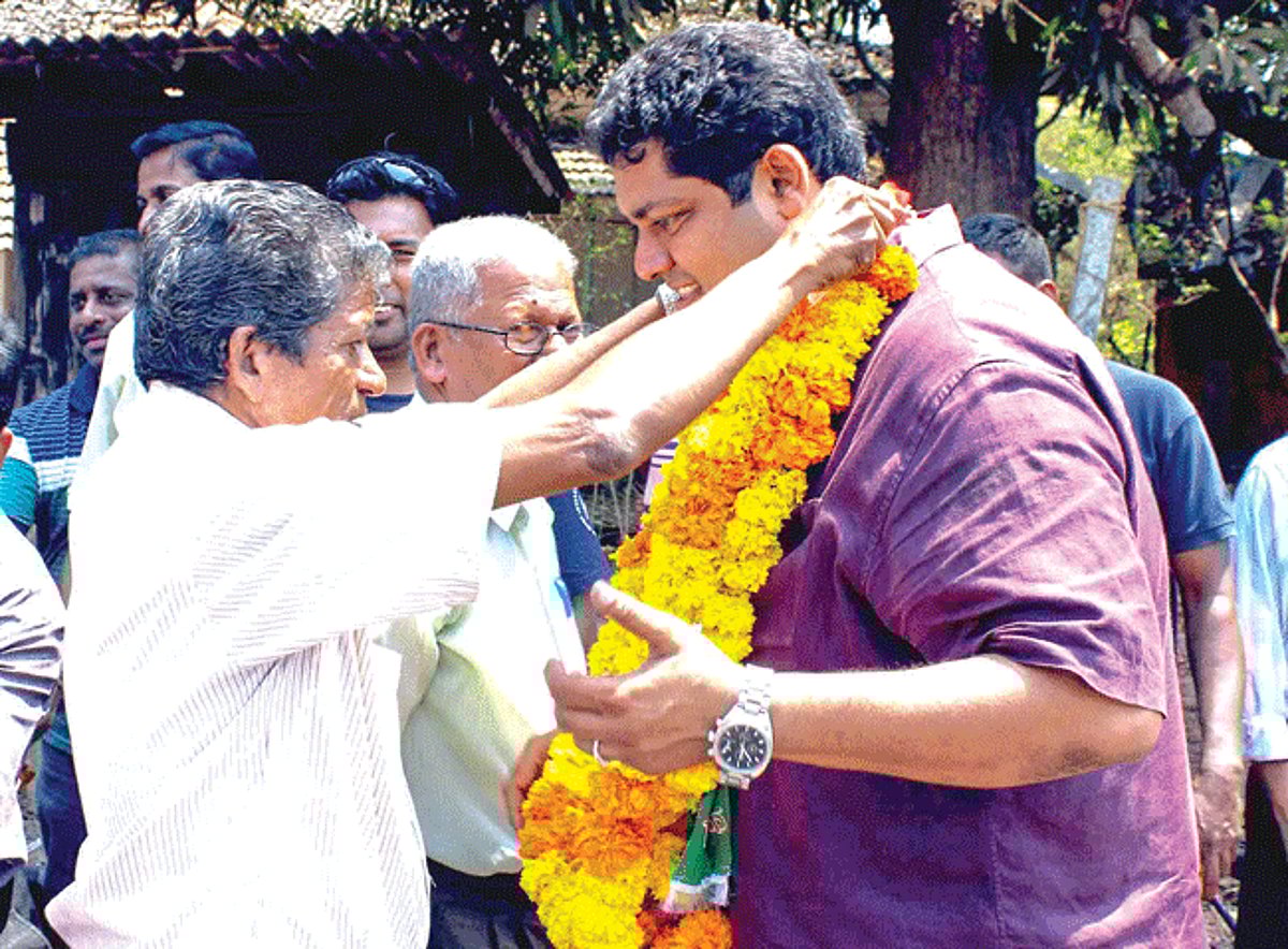 A Congress supporter welcomes Reginaldo at Velim.