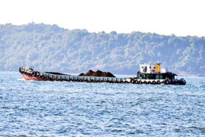 A barge carries open cargo despite of Captain of Ports warning