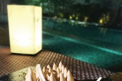 A cosy dinner by the pool