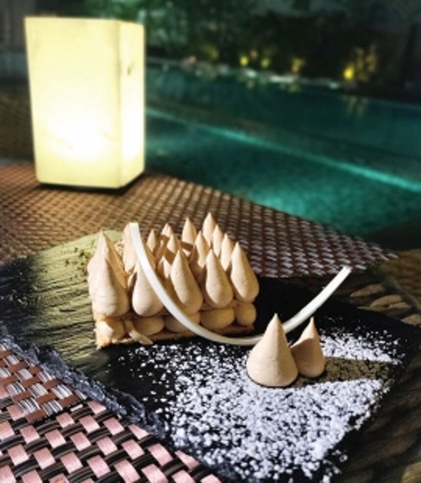 A cosy dinner by the pool