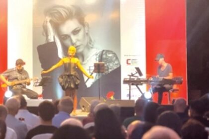 A dazzling performance to commemorate the Carnation Revolution through music