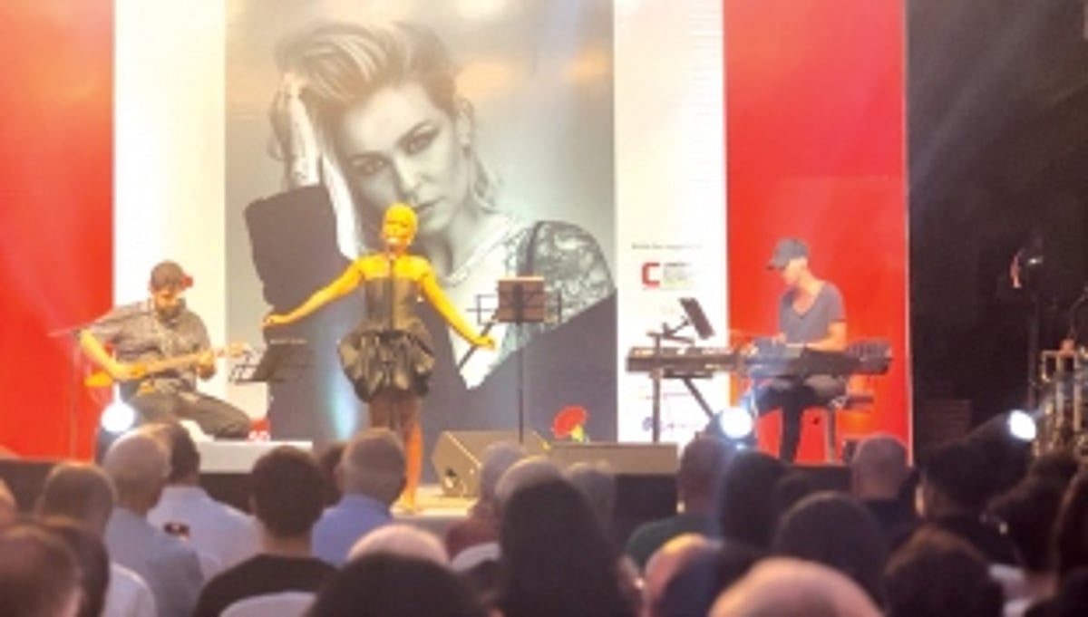 A dazzling performance to commemorate the Carnation Revolution through music