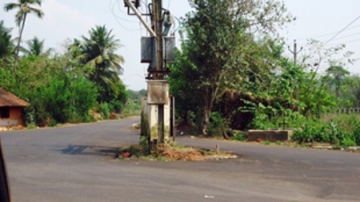 A deadly cocktail of junction, curve  and transformer on Uguem road