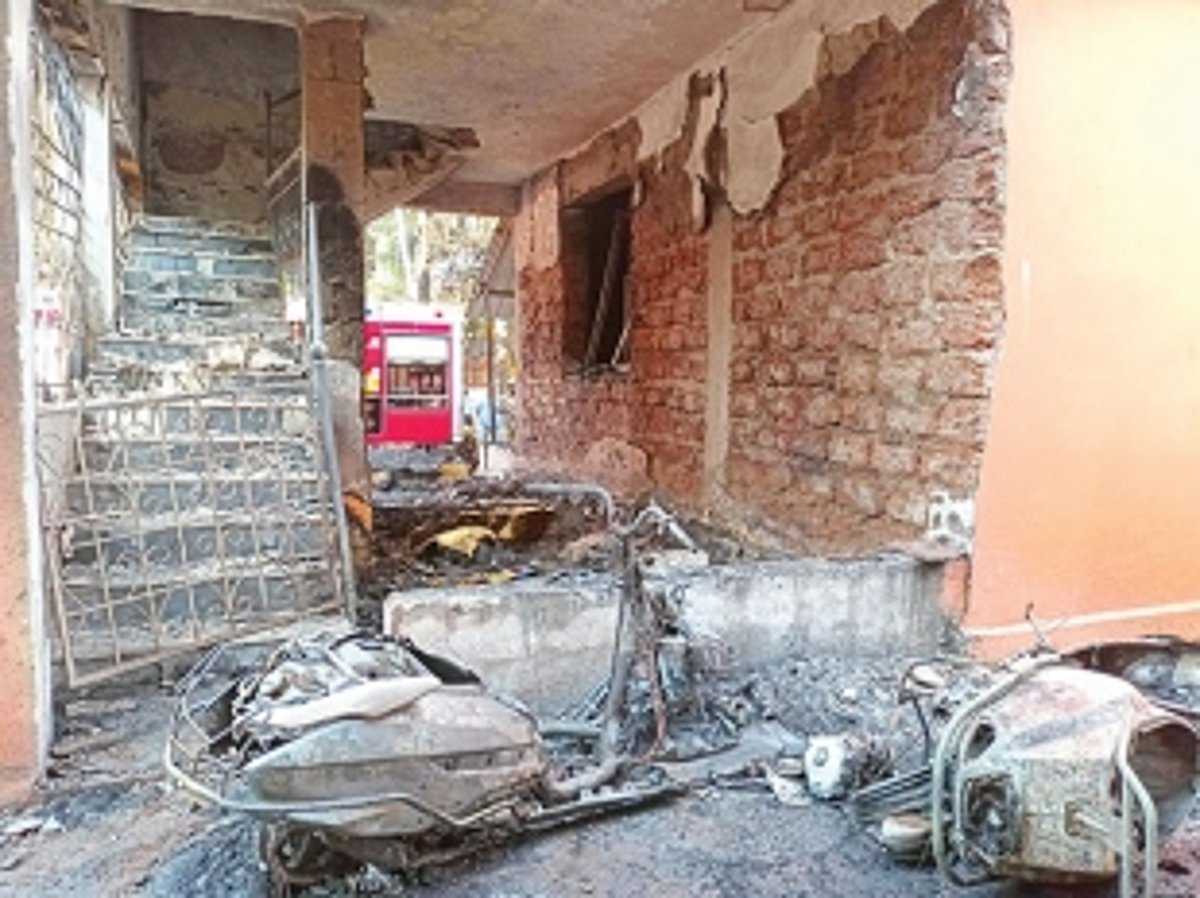 A house, shop and 5 vehicles gutted at Aquem-Baixo