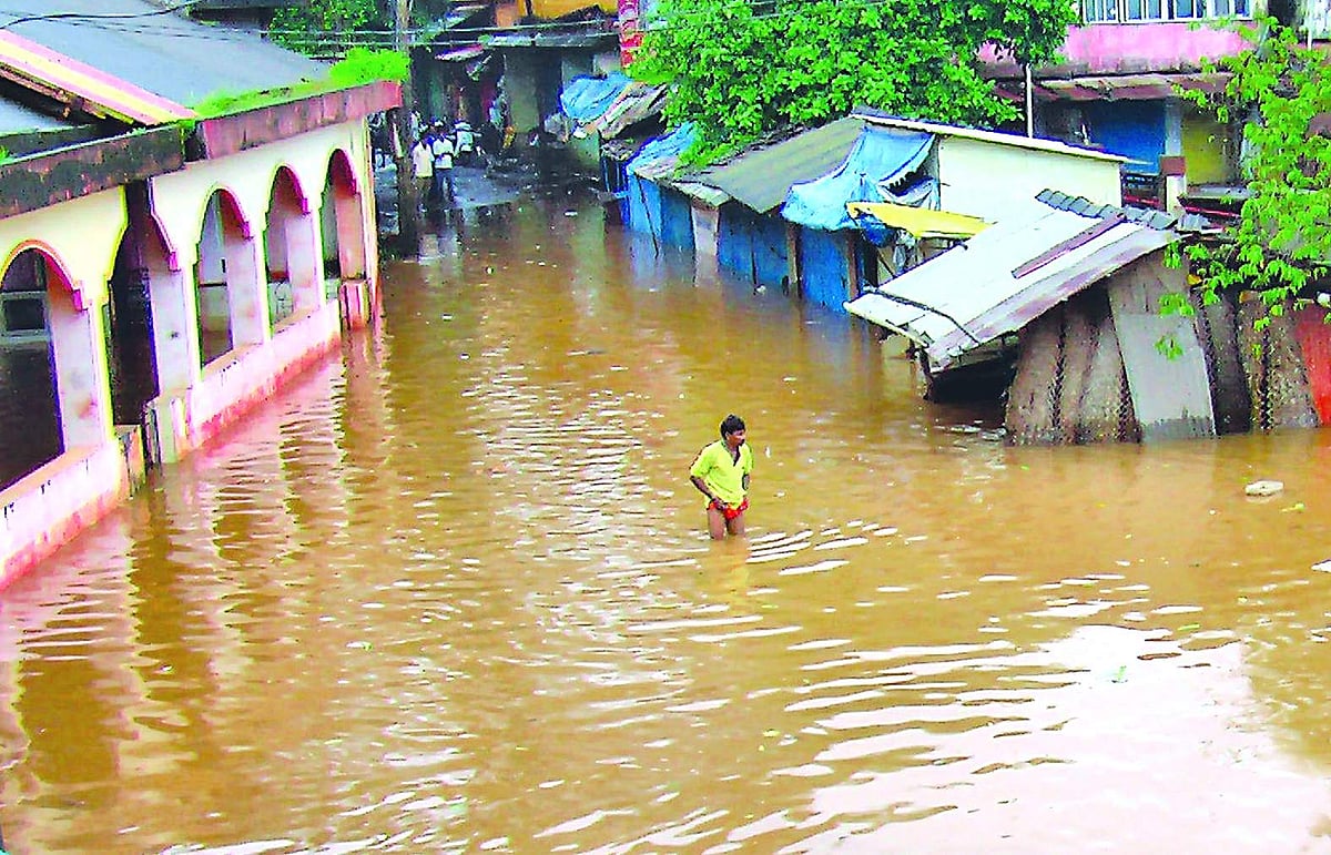 A man walks in knee-deep water in Sanquelim market.