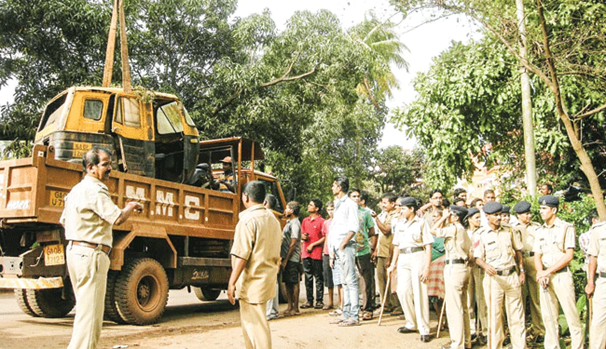 A rickshaw being lifted and placed in a MMC truck  at Aquem.