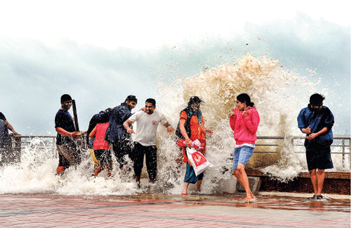 A taste of the monsoon fury at Dona Paula jetty