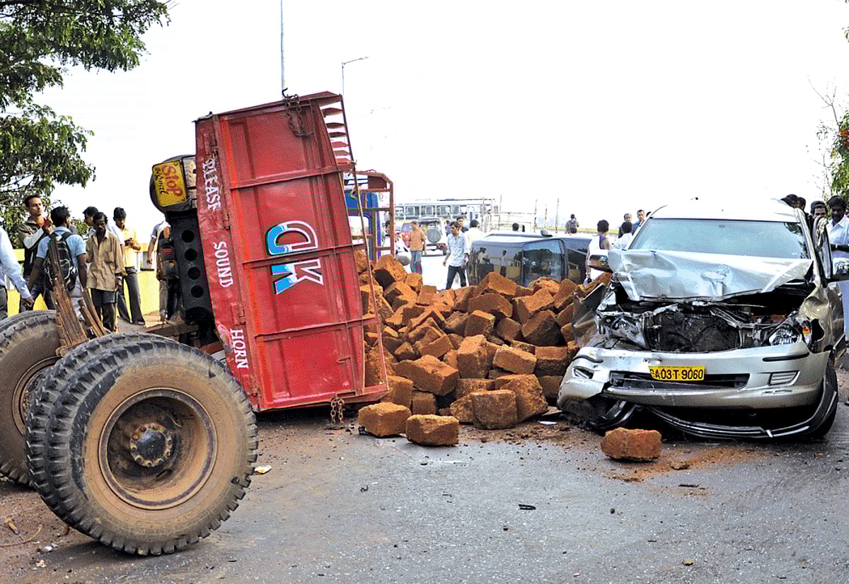 A truck loaded with laterite stones losses control and dashes against a Wagon R and Innova on the Mandovi Bridge on Wednesday. The mishap, which involved three other vehicles, caused traffic chaos in Porvorim and Panjim for nearly four hours.Photo by RAVI
