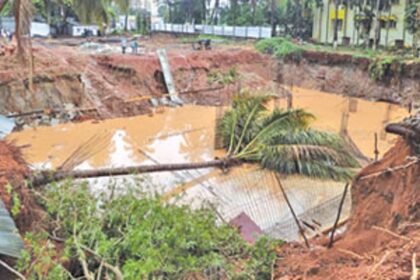 A wall collapsed near the Mapusa fire station due to heavy rains