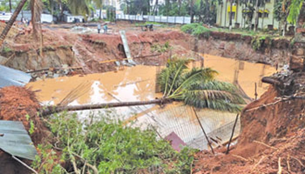 A wall collapsed near the Mapusa fire station due to heavy rains