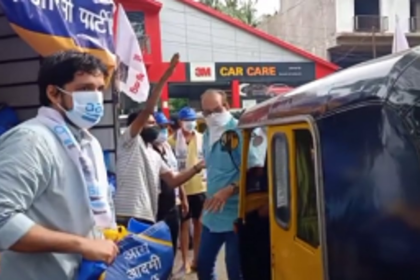 AAP distributes free ration   kits to 200 rickshaw drivers