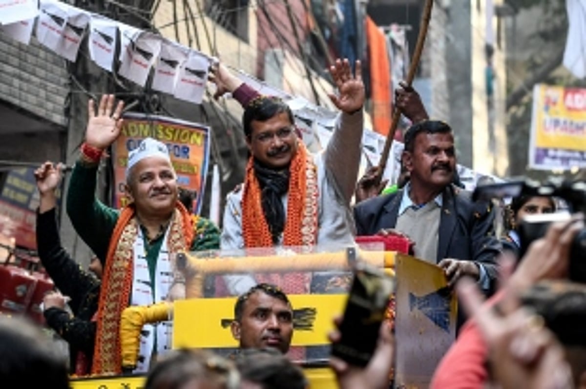AAP surges ahead in Delhi polls, BJP makes some gains