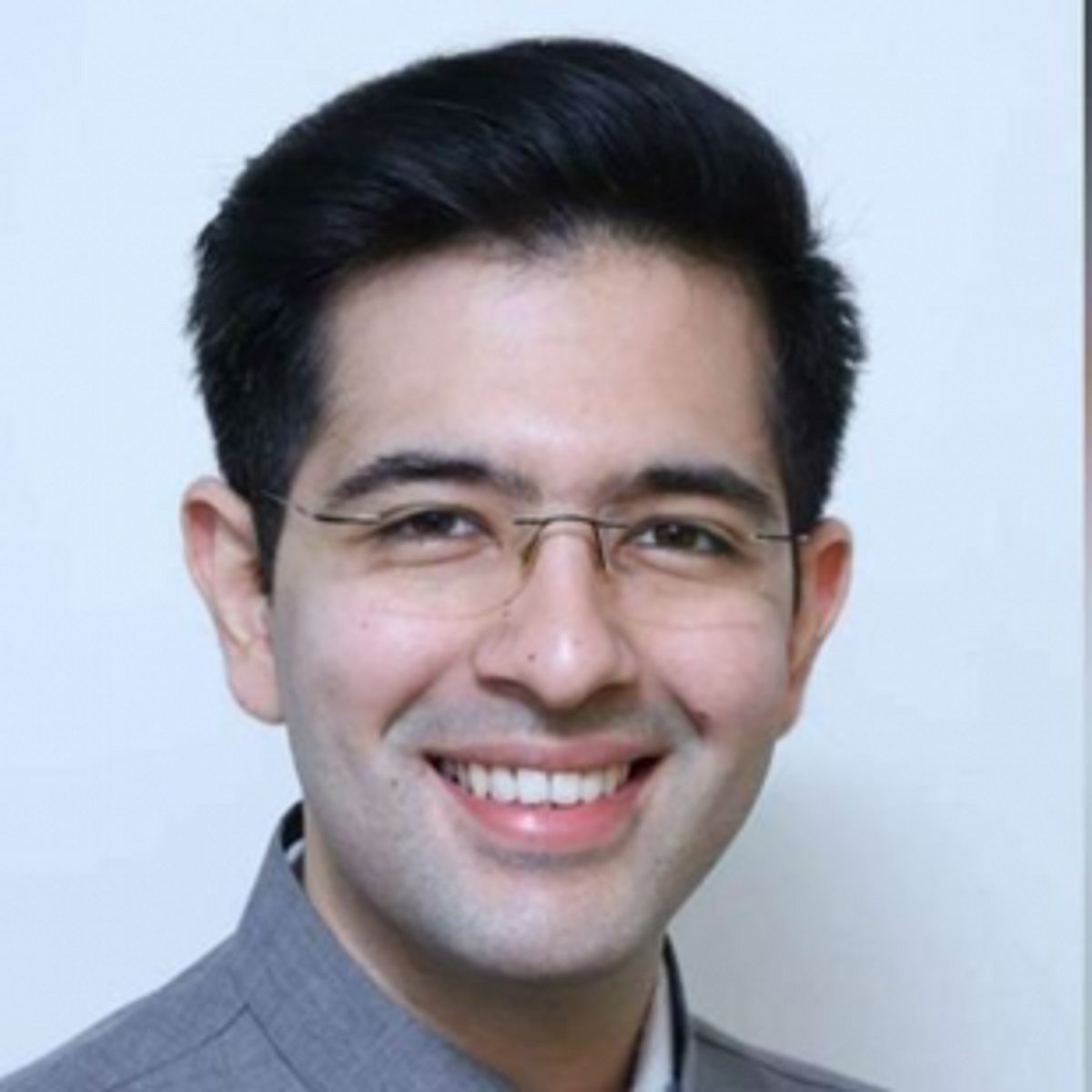 AAP takes on Congress turncoats,  BJP horse-trading habit