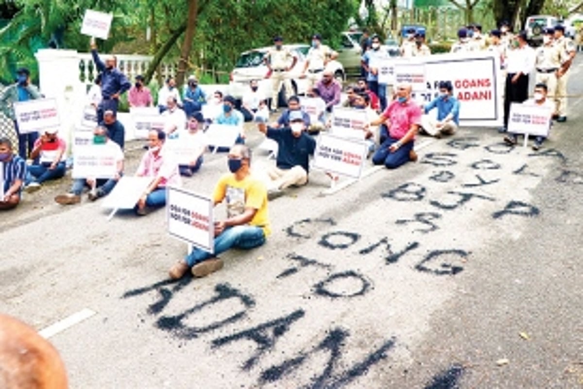 AAP volunteers protesting near CM’s residence detained