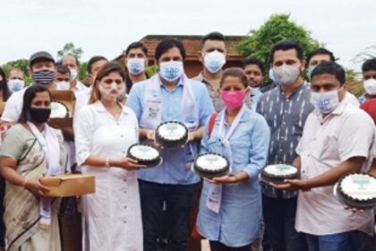 AAP wishes turncoats with cake on defection anniversary