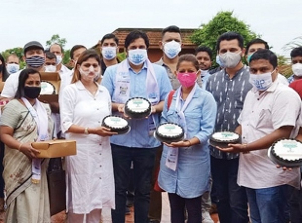 AAP wishes turncoats with cake on defection anniversary