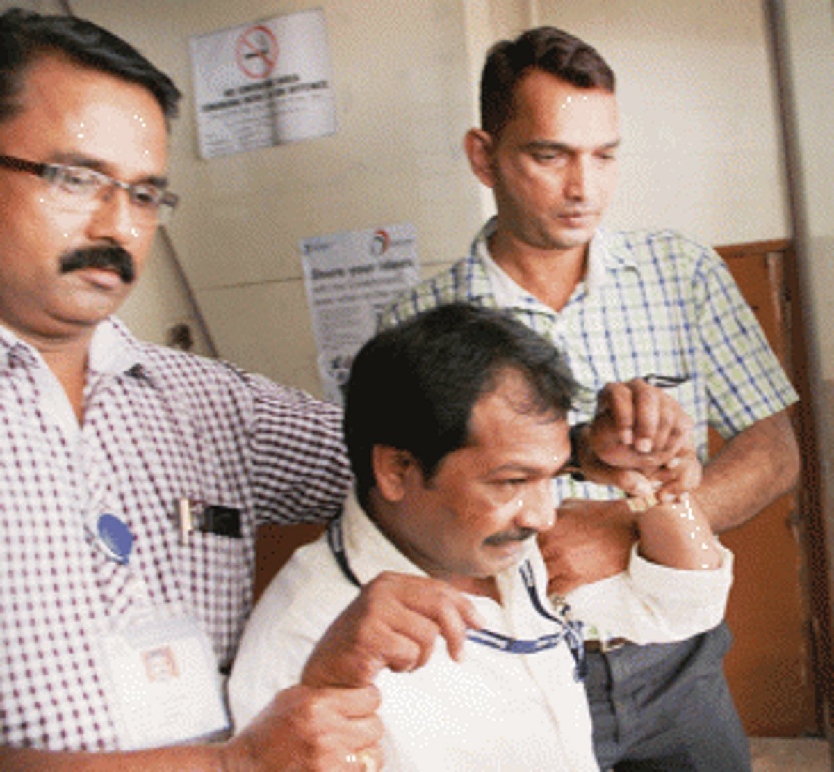 ACB arrests Transport dept peon with `1 lakh bribe