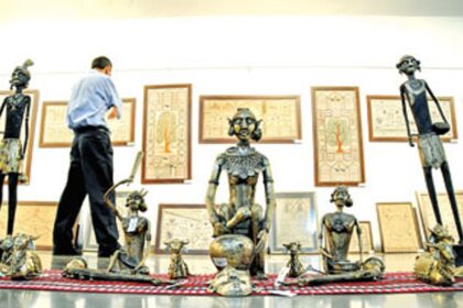 ADMIRING ART