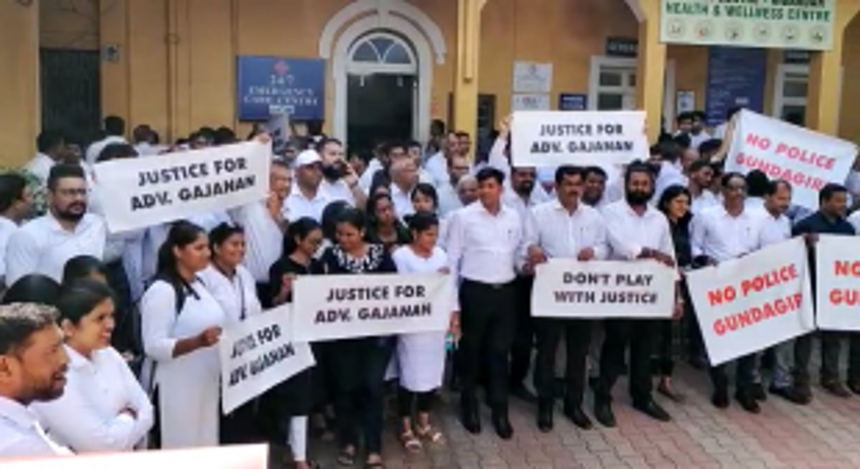 ADV SAWANT ASSAULT CASE: Lawyers threaten to carry on agitation till culprits are arrested 1 ADV SAWANT ASSAULT CASE: Lawyers threaten to carry on agitation till culprits are arrested