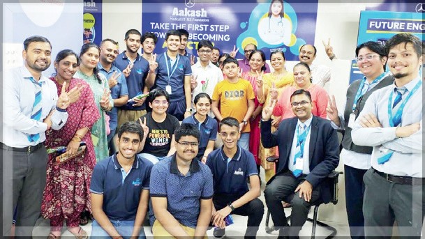 Aakash Educational Services Celebrates Top Scorers in JEE Mains 2025 with Svarali Chaudhari Leading at 99.89 Percentile