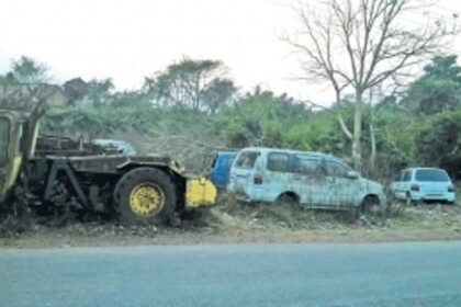 Abandoned Sarvan vehicles pose risk to commuters
