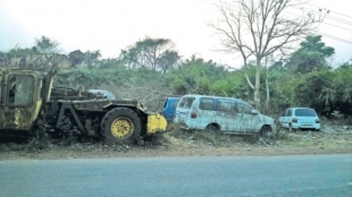 Abandoned Sarvan vehicles pose risk to commuters