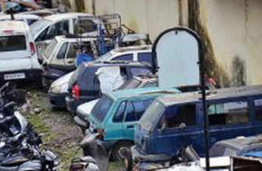 Abandoned car occupies parking space near Vasco fish market 1 Abandoned car occupies parking space near Vasco fish market